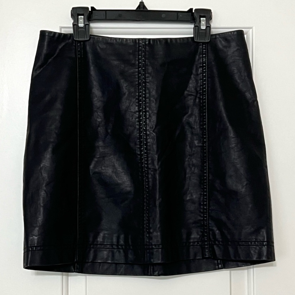 Free People Size 6 Vegan Leather Mini Casual Classic Lined Zip Black Skirt.